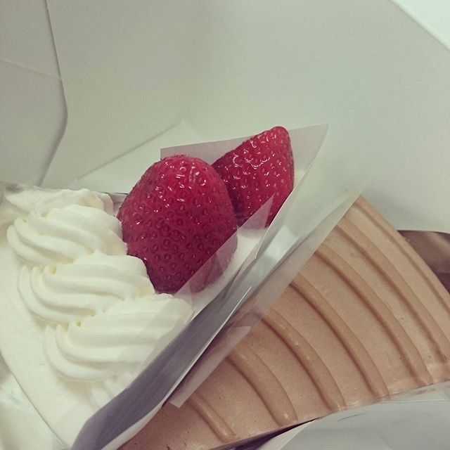誕生日に会社でケーキもらいました - from Instagram