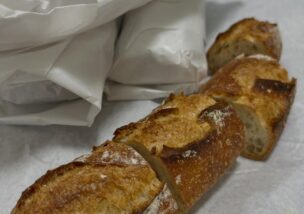 スタッフの方(本業が某有名ファミレスチェーンのベーカリー工場)から嬉しい届け物️バケット4本 笑いつもありがとうございます#プロミー #福岡市 #ポスティング #福岡市ポスティング #スタッフ募集