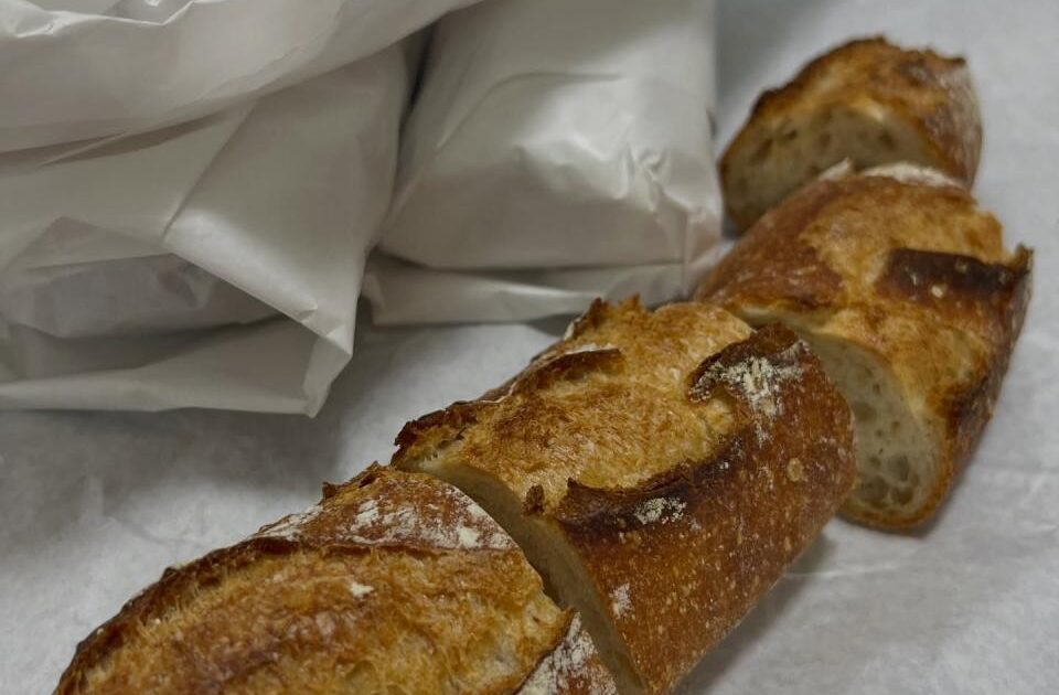 スタッフの方（本業が某有名ファミレスチェーンのベーカリー工場）から嬉しい届け物️バケット4本　笑いつもありがとうございます#プロミー #福岡市 #ポスティング #福岡市ポスティング #スタッフ募集